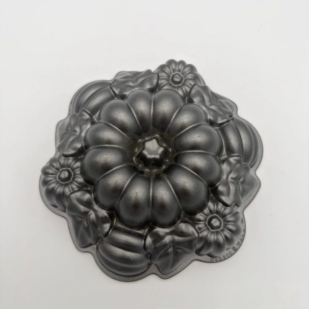 Nordic Ware Harvest Bounty Bundt Pan 10 Cup Cast Aluminum Gray